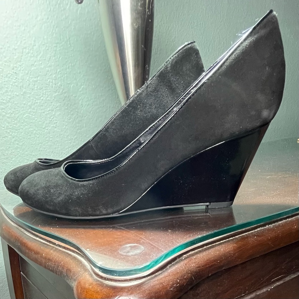 Franco Sarto Black Suede and Patent wedges. EUC